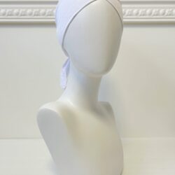 bonnet croisé à nouer