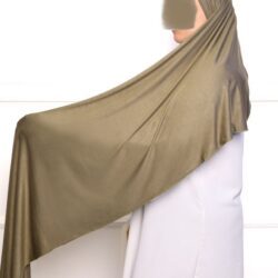 Hijab aÌ enfiler en jersey kaki