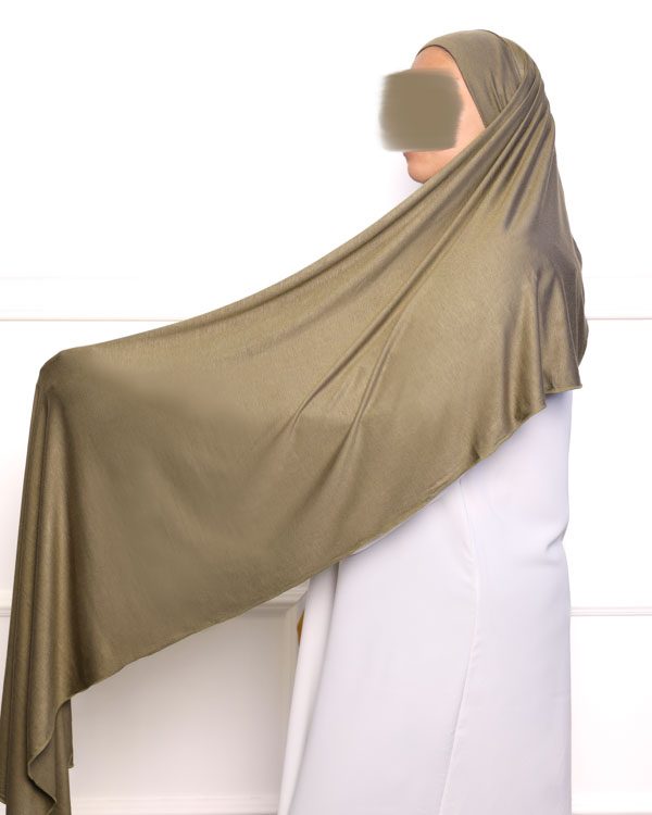Hijab aÌ enfiler en jersey kaki