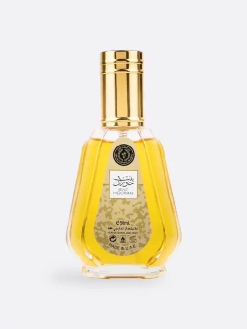 Plongez dans une expérience olfactive incomparable avec notre parfum d'exception, une fusion envoûtante d'ingrédients raffinés qui capture l'esprit audacieux et luxueux de l'Orient. En tête, la fraîcheur vive des agrumes se marie à la chaleur boisée du cèdre, créant une ouverture lumineuse et envoûtante. L'élégance intemporelle de la rose ajoute une touche de romantisme, évoquant des jardins secrets aux murs de pierre baignés de soleil. Au cœur de cette fragrance captivante, un mélange enivrant de fleurs délicates, d'oud sensuel, de poivre rose épicé et de pamplemousse pétillant danse en harmonie, révélant une profondeur et une complexité qui intriguent et séduisent. Tel un voyage à travers des souks animés et des palais opulents, chaque note dévoile une facette nouvelle et envoûtante. Enfin, les notes de fond riches et enveloppantes apportent une profondeur inoubliable à cette composition envoûtante. L'oud mystérieux et l'ambre sensuel se mêlent aux accords boisés et terreux du cèdre et du patchouli, créant une empreinte chaleureuse et durable qui enveloppe la peau telle une étreinte sensuelle. Tel un voyage au cœur des déserts infinis et des oasis luxuriantes, ce parfum laisse une empreinte inoubliable et mystérieuse. Notes de Tête : Mandarine, Cyprès, Estragon, Citron, Sauge, Bergamote Notes de Cœur : Safran, Muguet, Vanille, Noix de Muscade Notes de Fond : Musc, Bois de Santal, Cèdre, Amande, Vétiver de Tahiti
